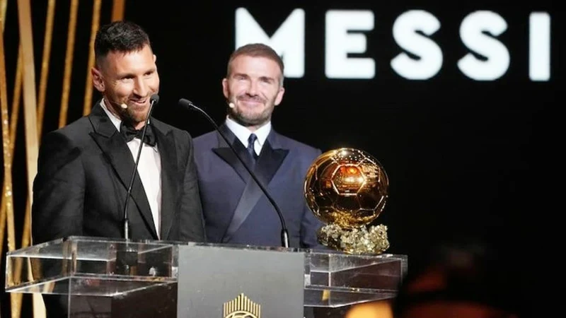 Messi nhận quả bóng vàng lần thứ 8 với nhiều tranh cãi 